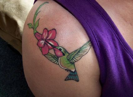 Hummingbird Pic Tattoo On Right Shoulder